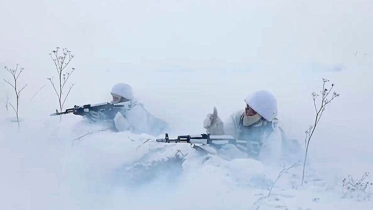 Hier scheint die Ausrüstung noch zu stimmen: Auf diesem vom russischen Verteidigungsministerium zur Verfügung gestellten Videostandbild nehmen russische Soldaten an einer Übung im Oblast Kemerowo teil. 