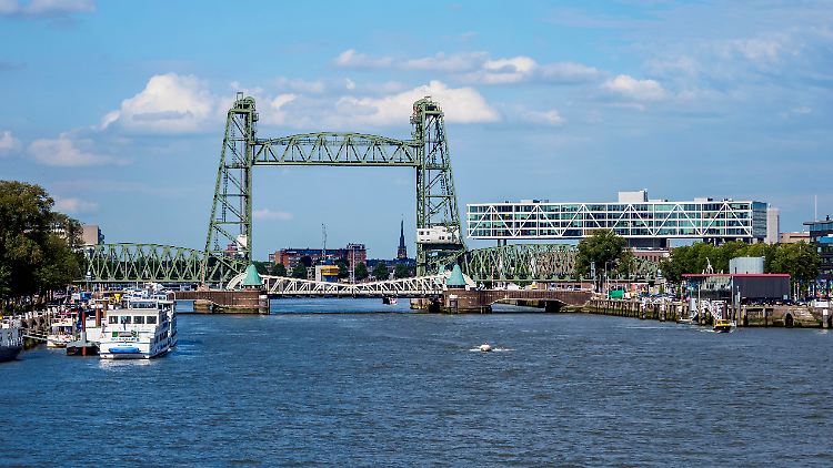 Die 430 Millionen teure Jacht ist zu groß für die Koningshaven-Brücke.