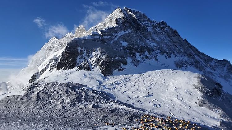 Blick vom South Col Glacier auf Camp 4, dahinter ist der Lhotse zu sehen.