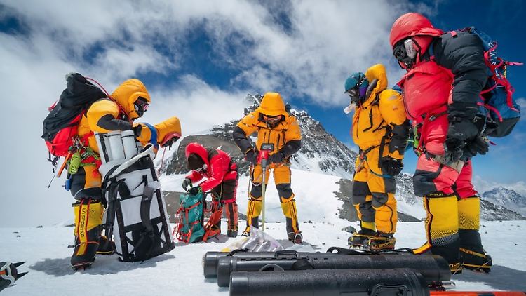 Das Team von Mariusz Potocki entnimmt auf 8020 Metern Höhe einen Eisbohrkern und stellt damit einen Rekord auf.
