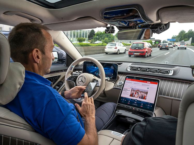 Ablenkung, Unterhaltung oder Büroarbeit am Steuer sind in diesem Mercedes mit Autopilot unter bestimmten Bedingungen erlaubt.