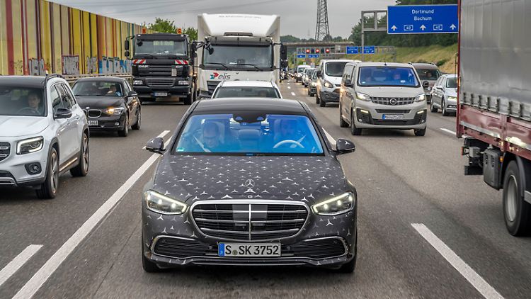 Stau und Stop-and-go? Egal, diese S-Klasse kann in Situationen wie diesen auch ganz alleine fahren.