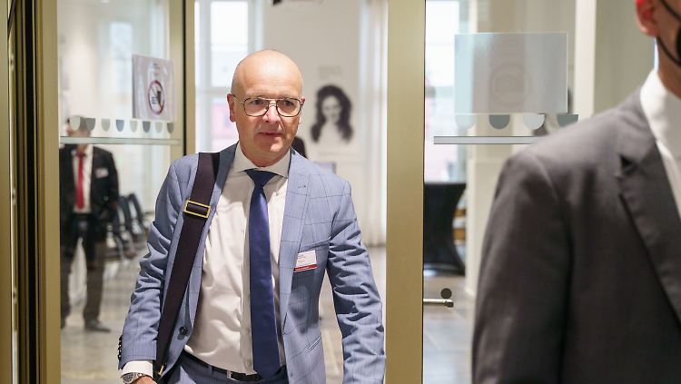 Schwanke auf dem Weg zu seiner Befragung im U-Ausschuss.