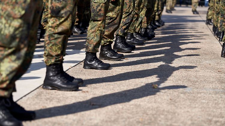 Dass ein als Extremist bekannter Oberst a.D. "weiterhin in Uniform durchs Land" laufe, "seine kruden Theorien" verbreite "und dies bei vollen Pensionsbezügen", dürfe nicht sein, empört sich der Reservistenverbandschef.