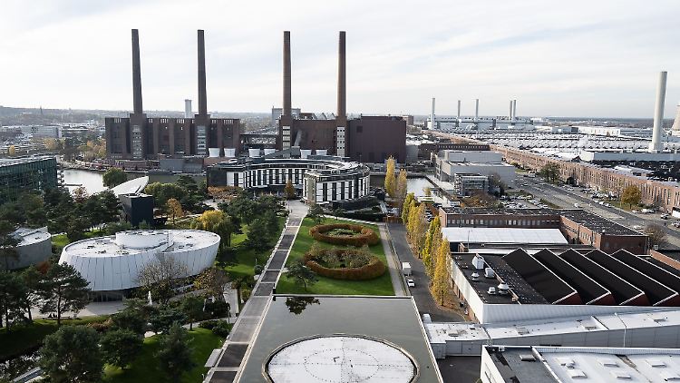 Blick auf das Gelände des Stammwerks von Volkswagen in Wolfsburg.