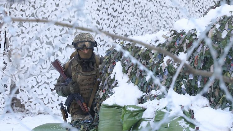 Ein Soldat der Spezialeinheiten der ukrainischen Nationalgarde nimmt an einer Militärübung teil.