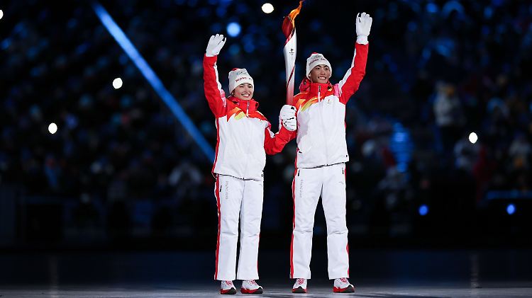 Ski-Langläuferin Dinigeer Yilamujiang (l.) entzündete gemeinsam mit Zhao Jiawen das olympische Feuer.