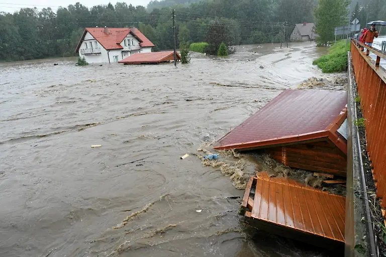 2024-09-15T131828Z-1996842368-RC2X0AAPUKDV-RTRMADP-3-EUROPE-WEATHER-CENTRAL-EUROPE-FLOODS-POLAND-1