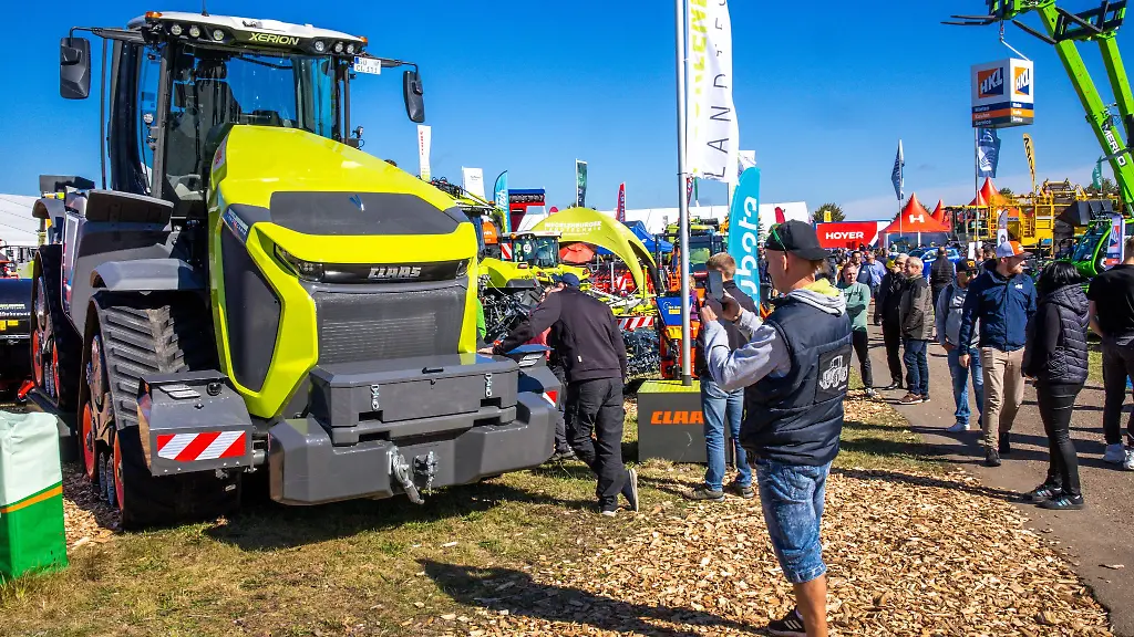 Viele-moderne-landwirtschaftliche-Geraete-wurden-auf-der-MeLa-praesentiert