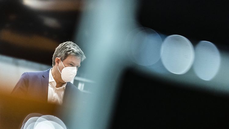 "Die hohen Preise setzen vor allem Menschen, die wenig verdienen, wirklich unter Druck", räumt Wirtschaftsminister Habeck ein.
