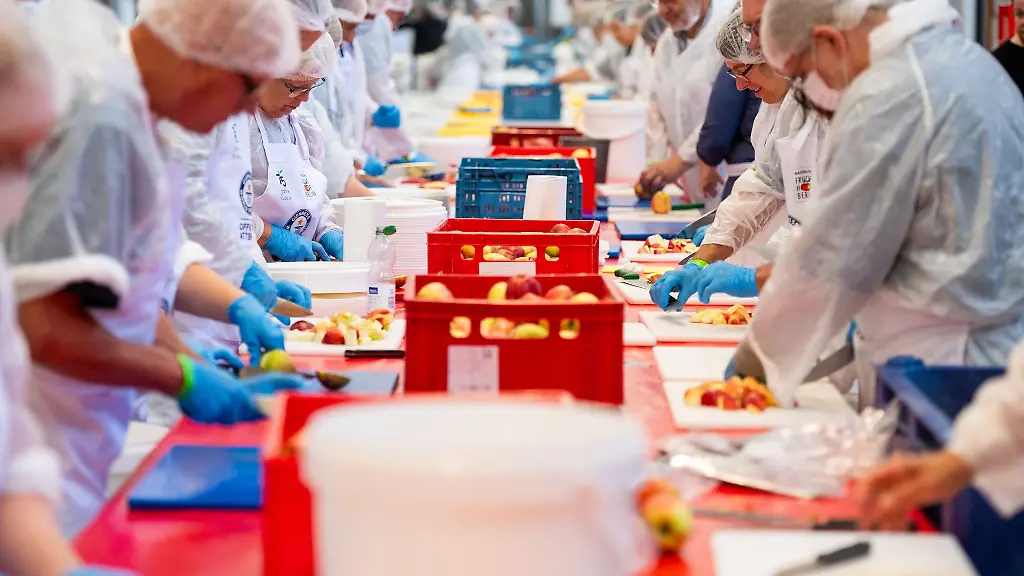Volle-Konzentration-Fuer-den-groessten-Obstsalat-der-Welt-wurden-unter-anderem-Tausende-von-Aepfeln-geschnitten