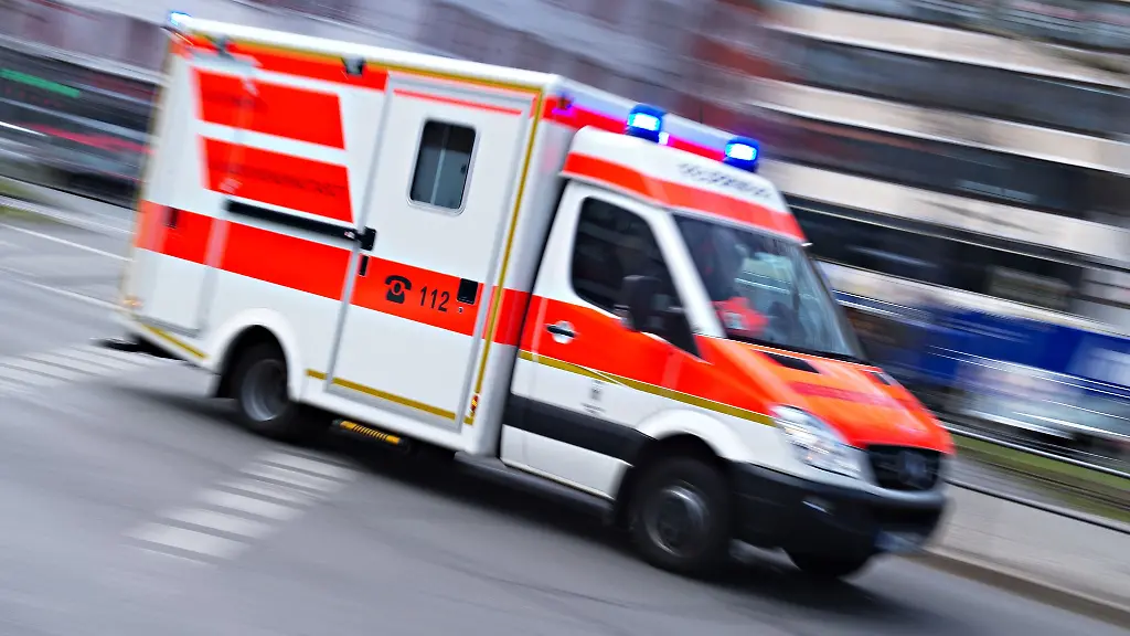 Gleich-bei-zwei-Verkehrsunfaellen-sind-in-Berlin-am-Samstag-Kinder-verletzt-worden-die-anschliessend-ins-Krankenhaus-mussten