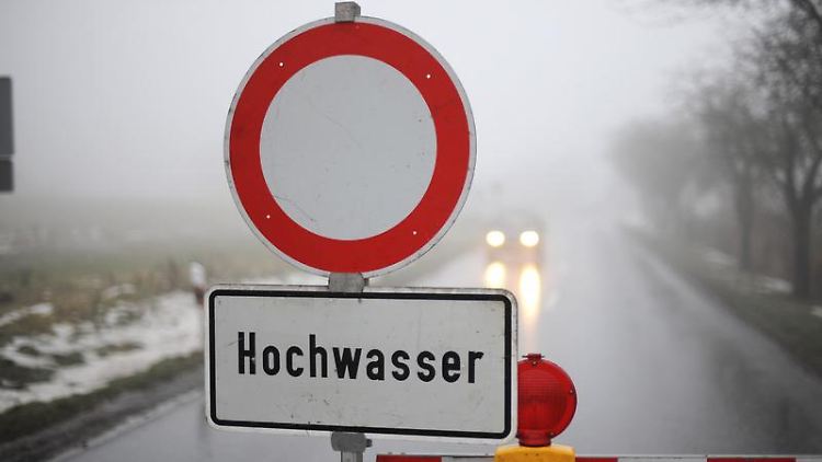 Dem Wagen zuliebe sollten Autofahrer überflutete Straßen und größere Wasserflächen meiden.
