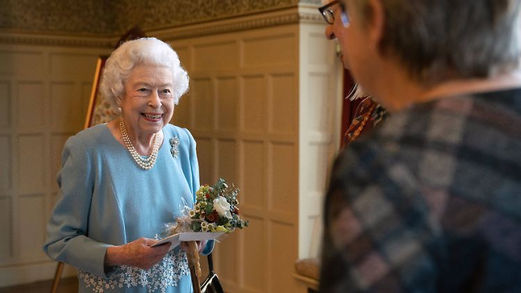 Die Queen zeigte sich gutgelaunt und festlich gekleidet.