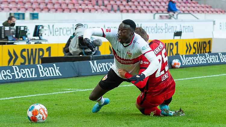 Silas Katompa Mvumpa (l.) wird von Frankfurts Christopher Lenz gestoppt.