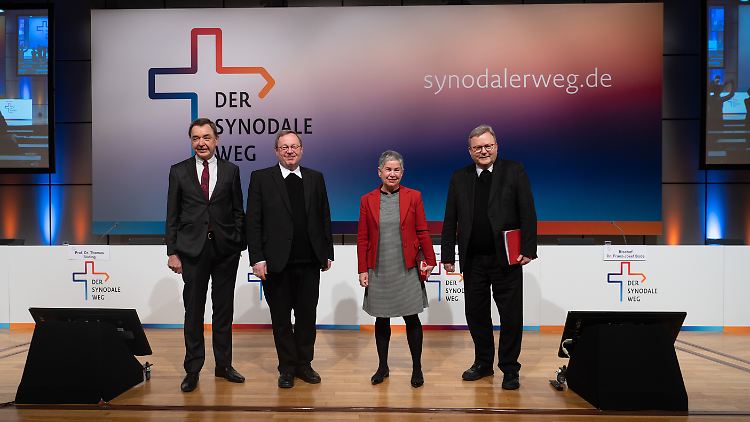 Der Vorsitzende der Deutschen Bischofskonferenz, Georg Bätzing ( 2.v.l), wertete das dreitägige Treffen in Frankfurt am Main als "großen Erfolg".