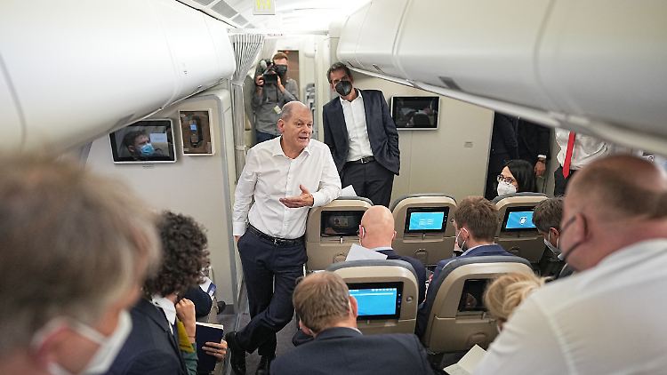 Scholz mit Regierungssprecher Hebestreit an seiner Seite auf einem von Journalisten begleiteten Flug von Brüssel zurück nach Deutschland.