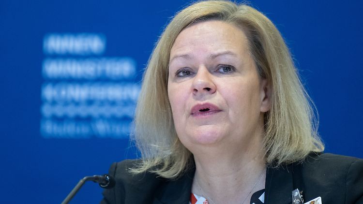 Nancy Faeser hat sich bislang nicht selbst zur Debatte um ihre Person geäußert.
