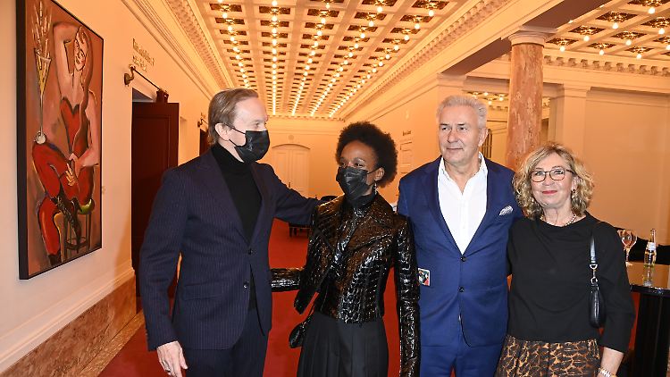 Marius Müller-Westernhagen und seine Ehefrau Lindiwe Suttle zeigten sich kürzlich mit Klaus Wowereit und einem Gast bei der Premiere des Musicals "Ku'damm 56 - Das Musical".