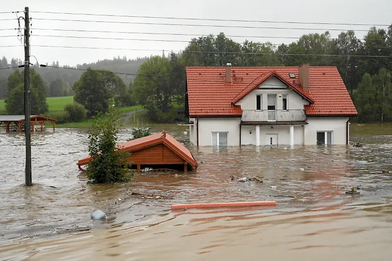 2024-09-15T102350Z-1245229829-RC2X0AAELMVP-RTRMADP-3-EUROPE-WEATHER-CENTRAL-EUROPE-FLOODS-POLAND