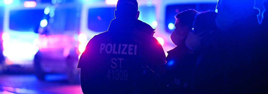 Polizisten sind im Stadtzentrum von Halle im Einsatz.
