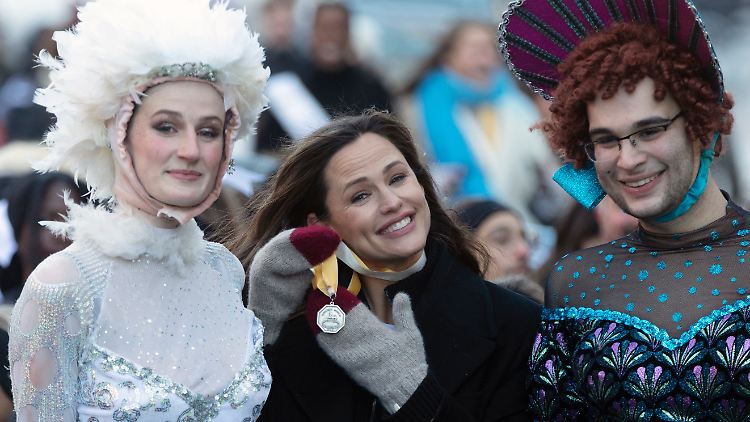 Mitglieder der Theatergruppe der Harvard Universität ehren Jennifer Garner als "Frau des Jahres".