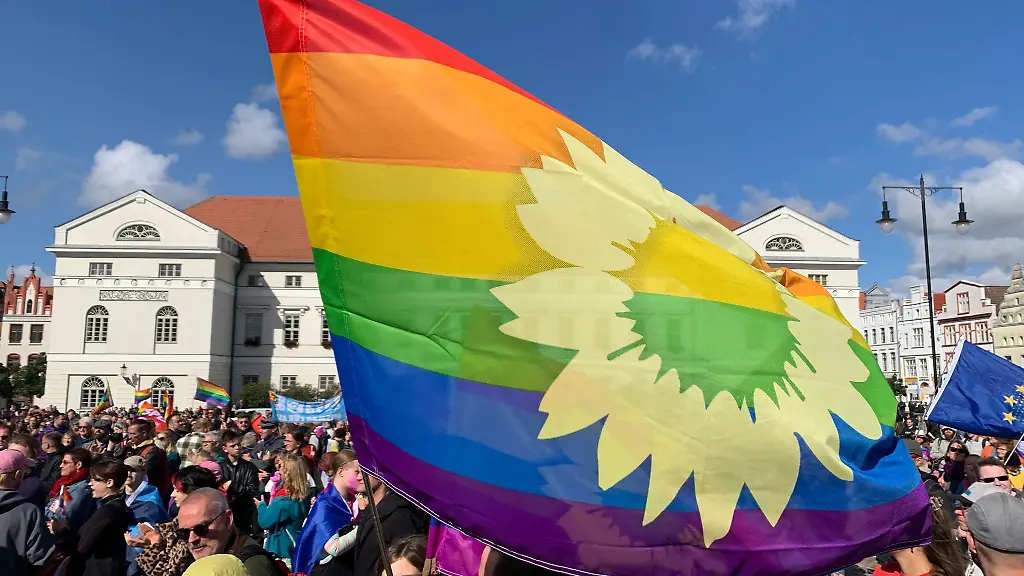 Die-CSD-Kundgebung-in-Wismar-wird-von-Protesten-rechter-Gruppen-begleitet