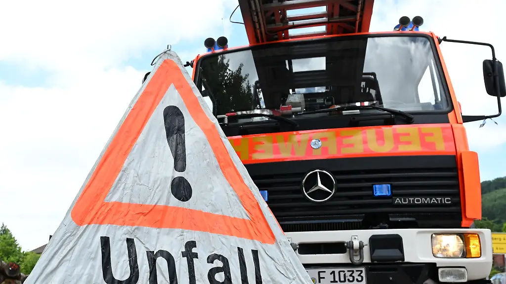 Ein-Feuerwehrauto-wird-bei-Hildburghausen-schwer-von-den-herabstuerzenden-Teilen-eines-Baumes-beschaedigt