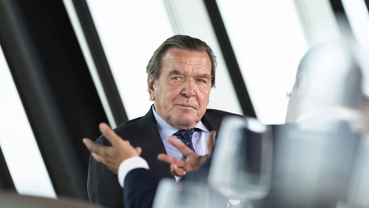 Schröder ist mit dem russischen Präsidenten Wladimir Putin befreundet und hat Führungsrollen bei den Pipeline-Projekten Nord Stream und Nord Stream 2 inne.