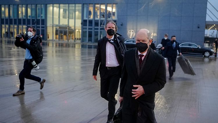 Vor seiner Abreise nach Washington sprach Scholz auf dem Berliner Flughafen noch mit Journalisten.
