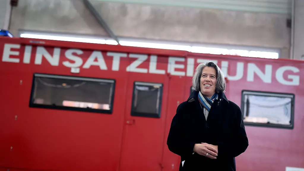 Innenministerin-Zieschang-ehrt-einzelne-Feuerwehrleute-fuer-ihre-besondere-Arbeit