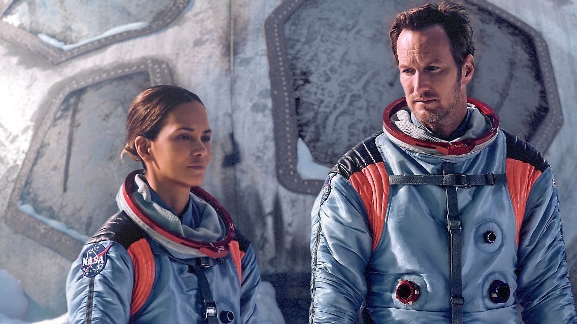 Halle Berry und Patrick Wilson in "Moonfall".