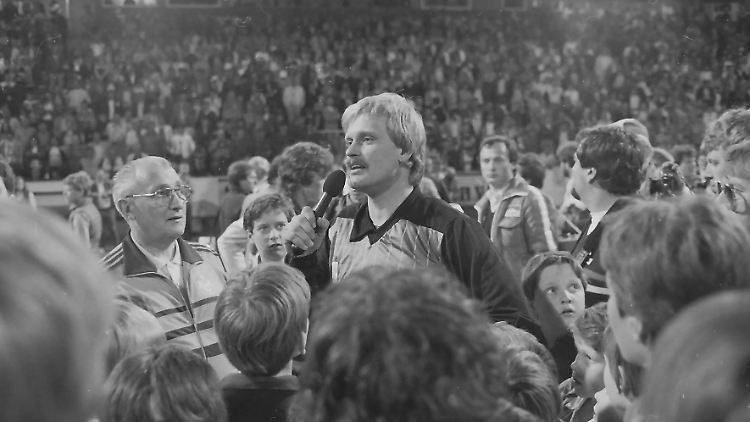 Hellström nach seinem Abschiedsspiel 1984 - inmitten von jungen Fans.