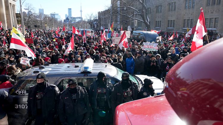 Demonstranten protestieren in Ottawa am Samstag gegen die Corona-Maßnahmen.