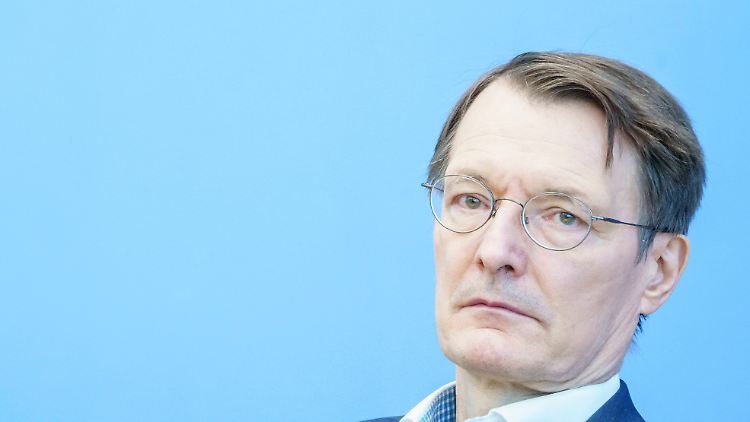 "Wenn wir im Herbst tatsächlich eine Impfpflicht bekämen, dann glaube ich, ist der Spuk weitestgehend vorbei", sagt Lauterbach.