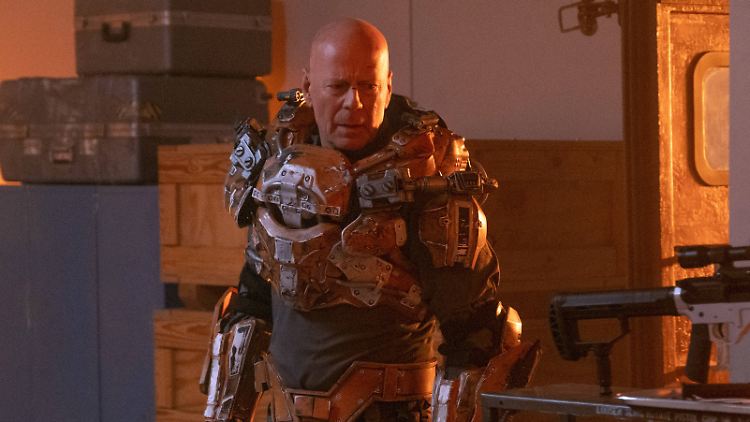 Zuletzt immer öfter in schlechten Filmen zu sehen, hier in "Cosmic Sin": Bruce Willis.
