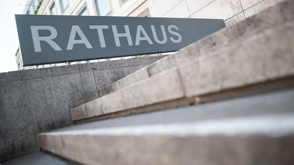 Nach-Angaben-des-baden-wuerttembergischen-Innenministeriums-sind-allein-in-den-ersten-sechs-Monaten-dieses-Jahres-267-Straftaten-gegen-Amts-und-Mandatstraeger-veruebt-worden-vor-allem-wegen-Beleidigungen-Das-sind-54-Prozent-mehr-als-im-selben-Zeitraum-des-Vorjahres