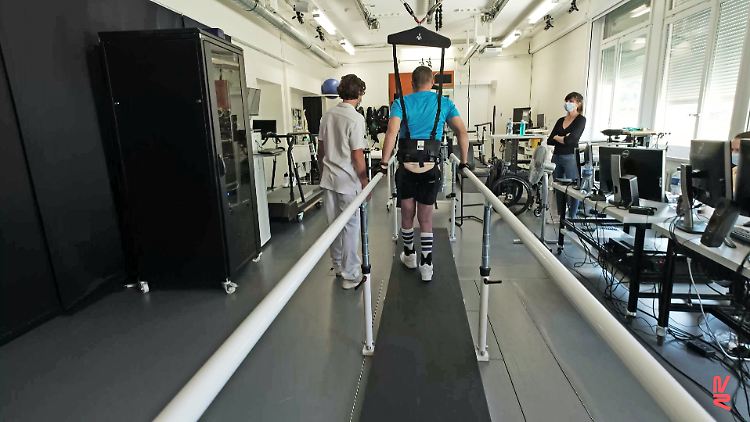 Universitätsspital Lausanne, nach 5 Monaten Reha: Ein Patient mit kompletter Rückenmarksverletzung kann gehen.