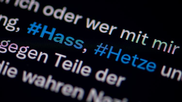 "So etwas Widerliches werden wir nicht tolerieren", sagte Lewentz über die Hassbotschaften im Netz.