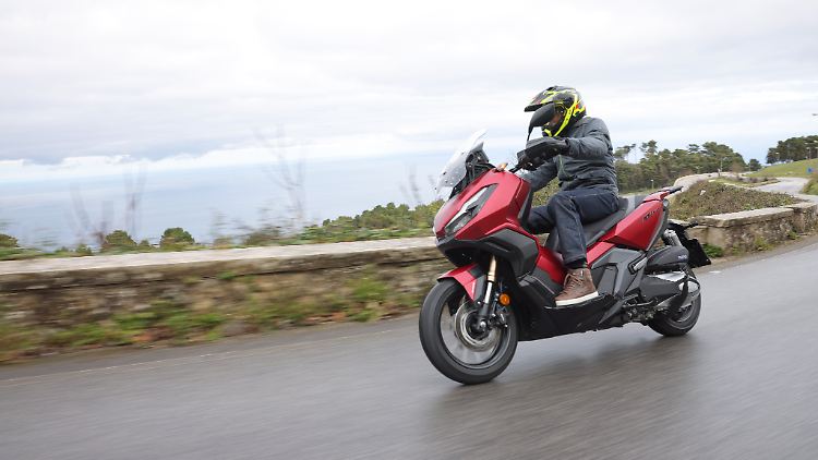 Der Honda ADV 350 kreuzt den hauseigenen Adventure-Bestsellers X-ADV mit der Automatiktechnologie der Scooterwelt.