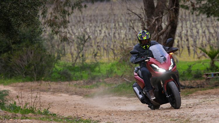 Natürlich kann der Honda ADV 350 dank Traktionskontrolle auch etwas gröberen Untergrund bewältigen.