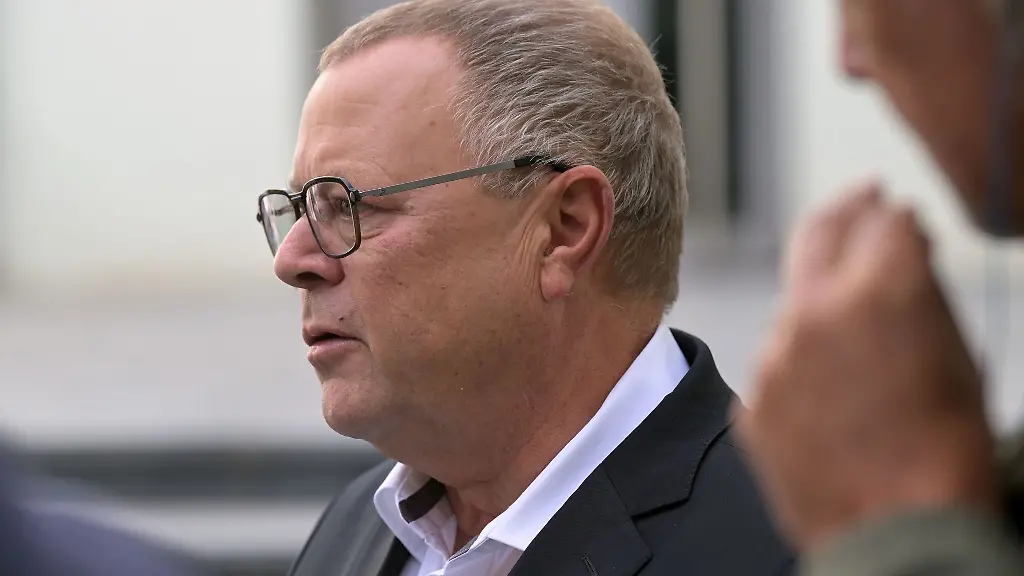 Die-Privatautos-der-Familie-von-Michael-Stuebgen-sind-in-Finsterwalde-angegriffen-worden