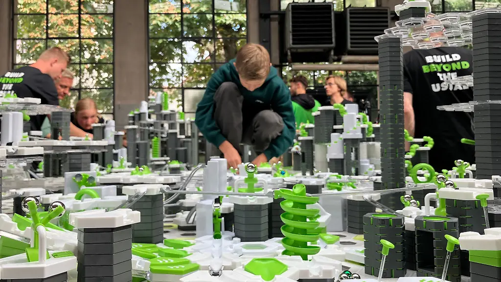 Neben-Kindern-sind-auch-erwachsene-Fans-beim-Rekordversuch-dabei