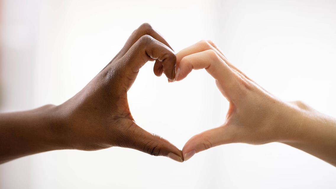 Auch wenn der Sinn des Valentinstages umstritten bleibt - die Chance, sich auf die unendlichen Aspekte der Liebe zu besinnen, bietet er allemal.