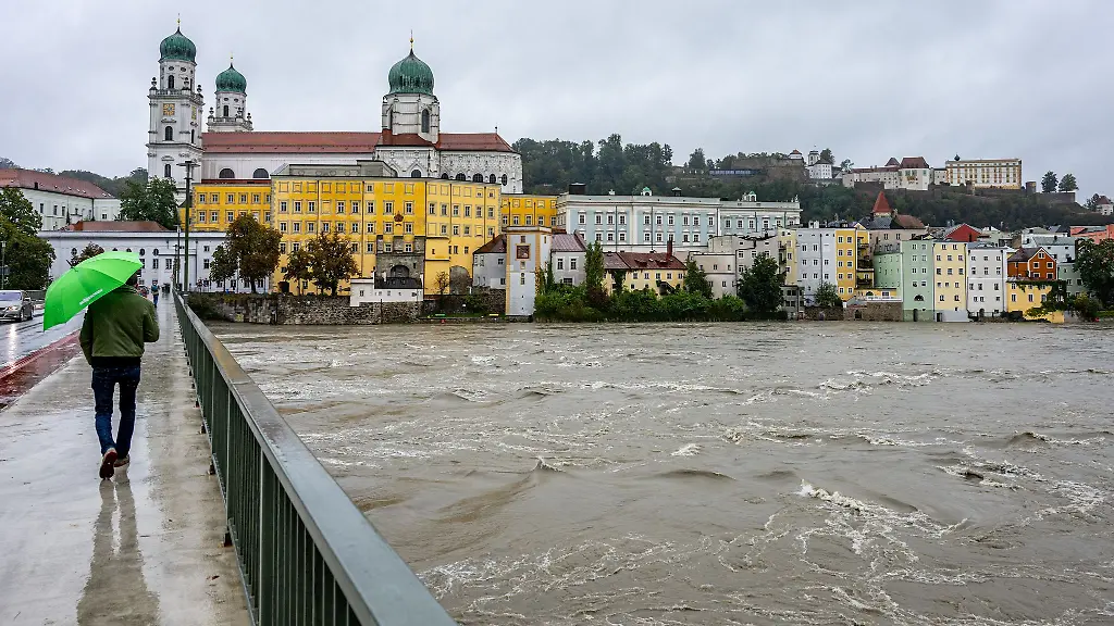 In-Bayern-bringen-die-Regenmassen-mancherorts-Ueberflutungen-mit-sich-In-Passau-wo-sich-drei-Fluesse-treffen-sollte-mit-ersten-Sperrungen-in-der-Altstadt-in-den-Abendstunden-gerechnet-werden-teilte-die-Stadt-mit