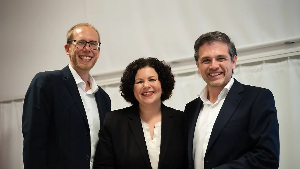 BSW-Bundesvorsitzende-Amira-Mohamed-Ali-mit-den-beiden-neuen-Landesvorsitzenden-Christopher-Schulze-links-und-Alper-Iseri-nach-deren-Wahl-auf-dem-Gruendungsparteitag-in-Bremen