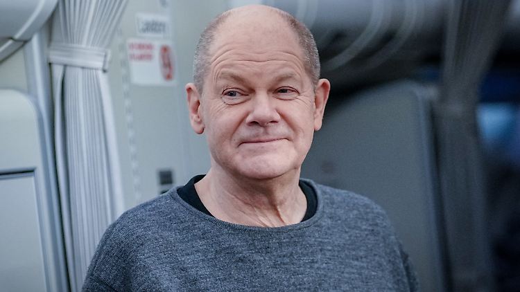 Scholz beantwortete im legeren Outfit den mitgereisten Journalisten ein paar Fragen.