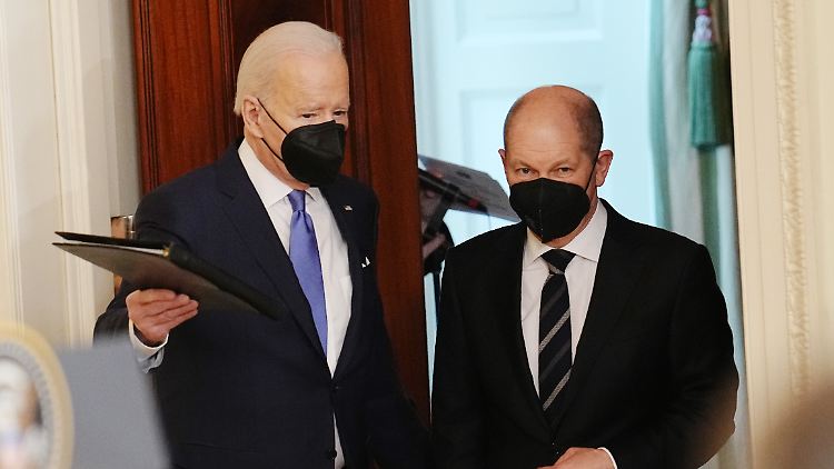 Biden zeigt Scholz, wo es lang geht.