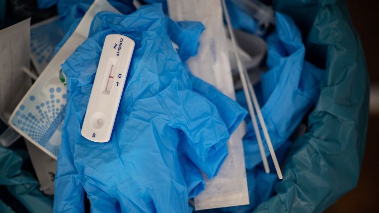 Unklar ist, wie viele Menschen sich ein positives Schnelltestergebnis gar nicht mehr per PCR bestätigen lassen.