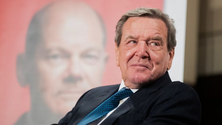 Am 9. Dezember stellte Schröder ein Buch über Scholz vor: "Der Weg zur Macht".